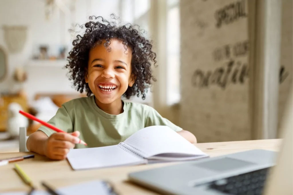 Imagen de niño feliz aprendiendo desde casa