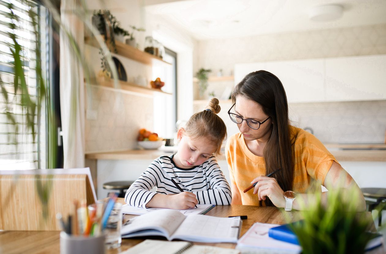 Imagen de madre e hija aprendiendo desde casa